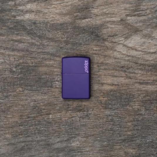zippo clásico morado mate con el logotipo