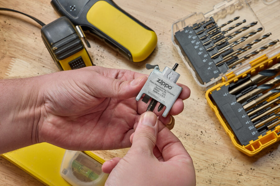 destornillador bit safe con carcasa de cromo cepillado