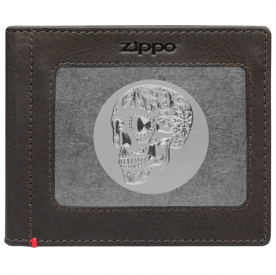 cartera de piel color moca con diseño de calavera y placa metálica