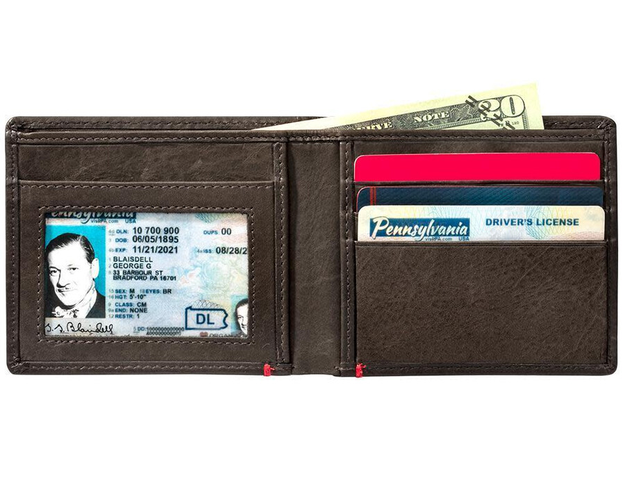 cartera de piel color moca con diseño de placa metálica de ancla