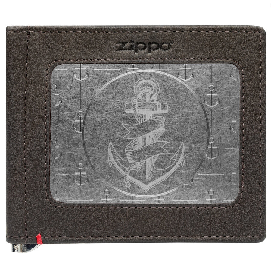 cartera de piel color moca con diseño de placa metálica de ancla