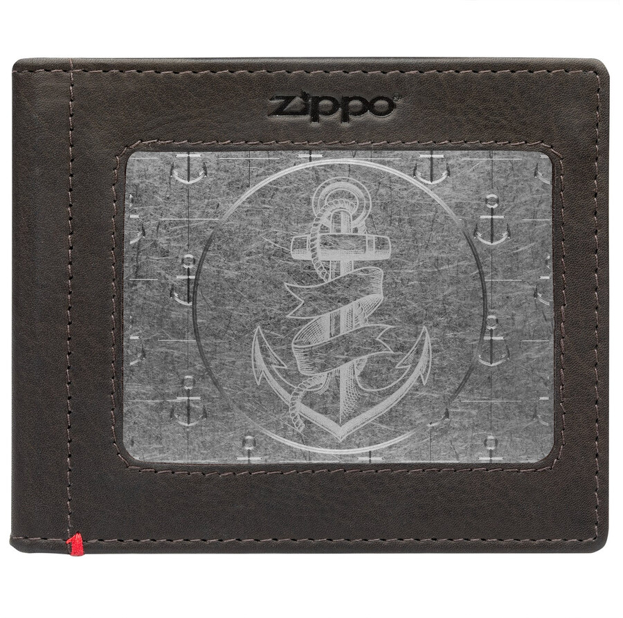 cartera de piel color moca con diseño de placa metálica de ancla