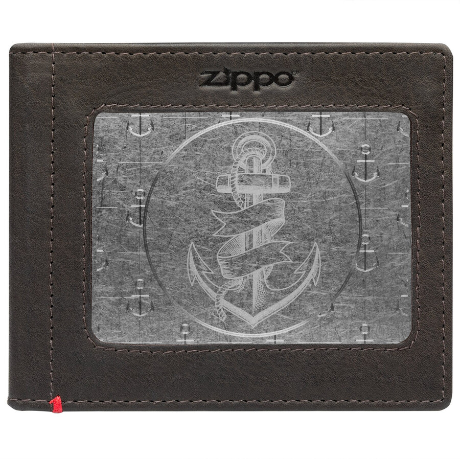 cartera de piel color moca con diseño de placa metálica de ancla