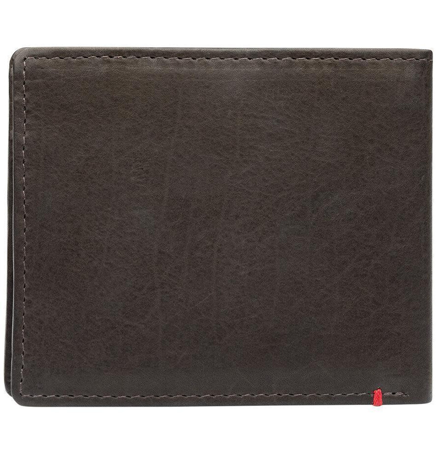 cartera de piel color moca con diseño de placa metálica de ancla