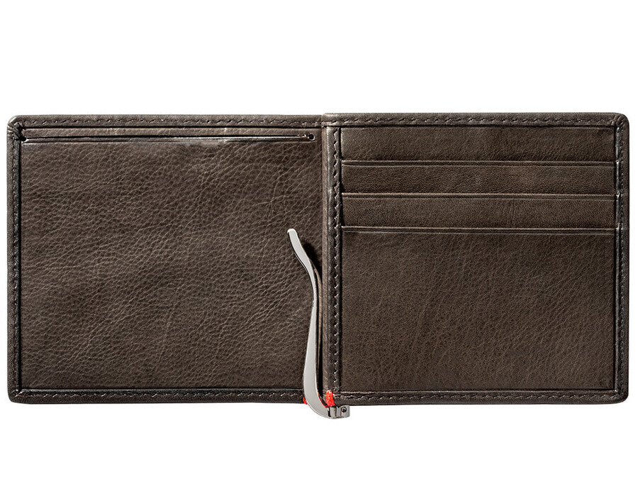 cartera de piel color moca con diseño de placa metálica de bajo