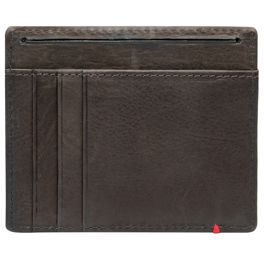 cartera de piel color moca con diseño de placa metálica de bajo