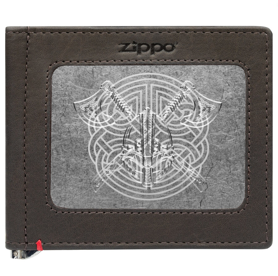 cartera de piel color moca con diseño de placa de metal vikinga