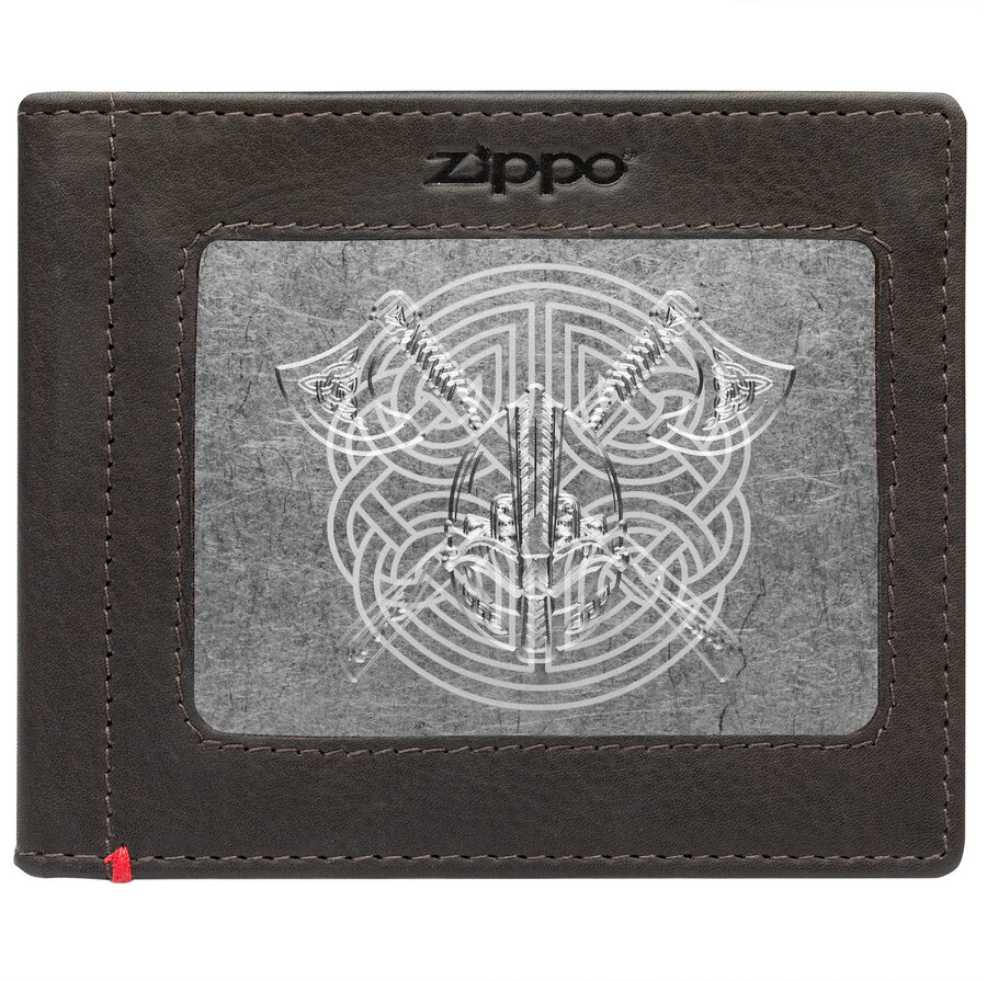 cartera de piel color moca con diseño de placa de metal vikinga