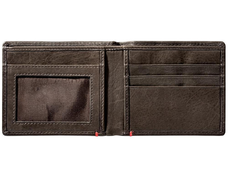 cartera de piel color moca con diseño de placa de metal vikinga