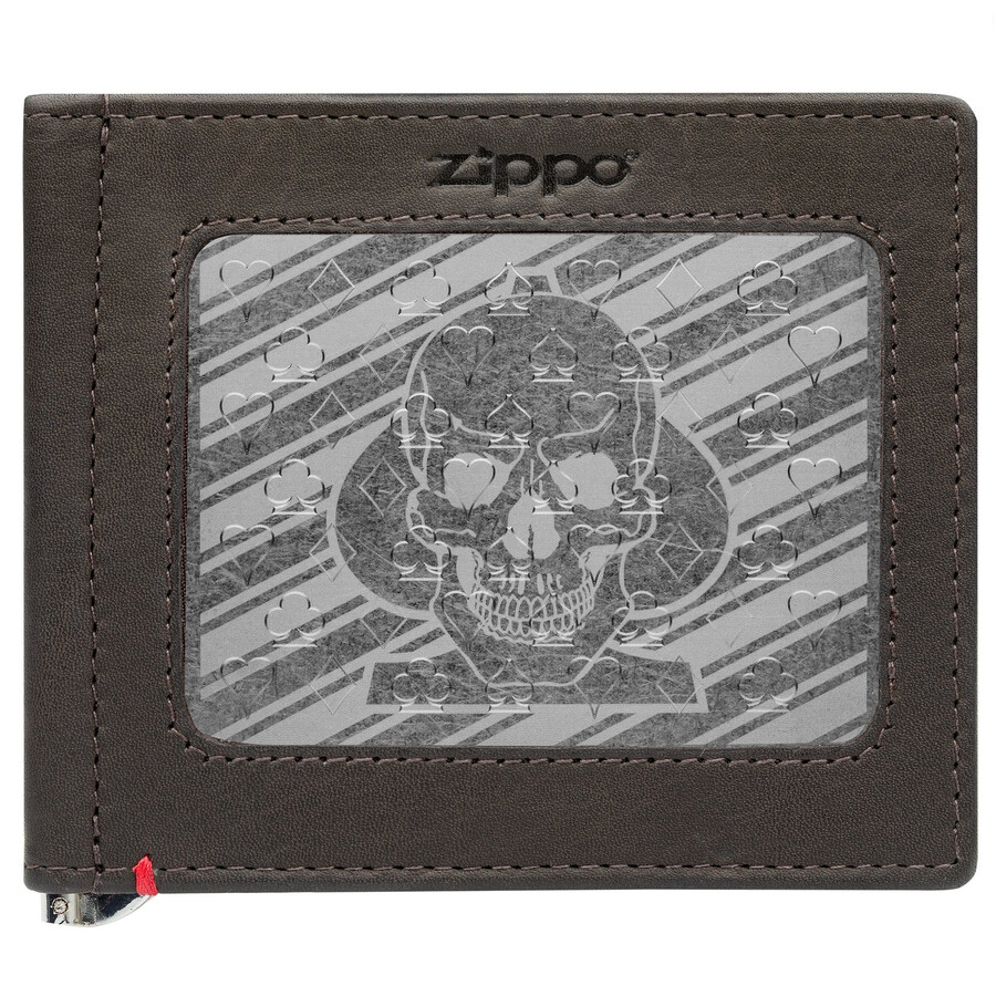 cartera de piel color moca con diseño de calavera con picas y placa metálica