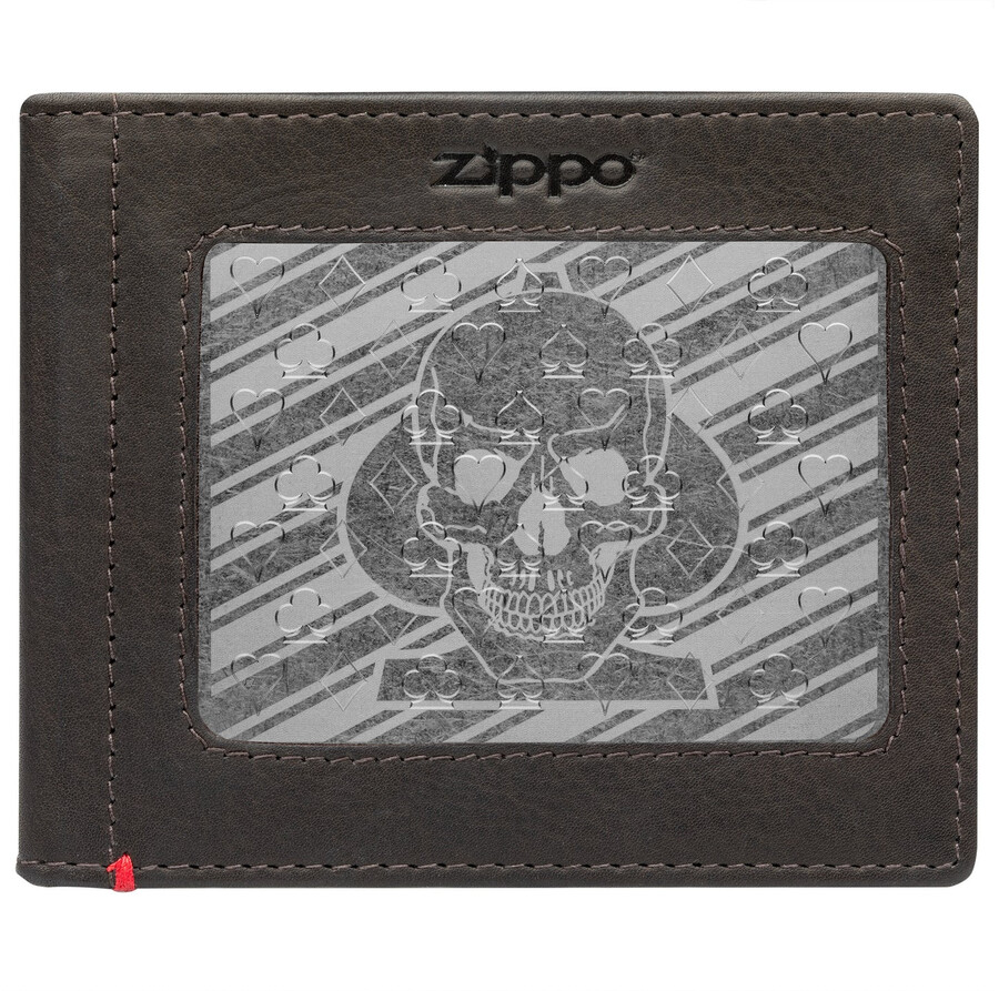 cartera de piel color moca con diseño de calavera con picas y placa metálica